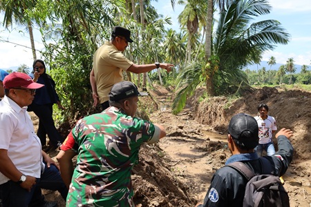 Bupati Mandailing Natal (Madina) H. Saipullah Nasution melakukan kunjungan kerja ke tiga kecamatan untuk memastikan rehabilitasi sawah pasca bencana, Selasa (16/6/2026).