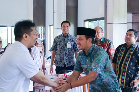 Wali Kota Tebingtinggi, Iman Irdian Saragih menyambut kehadiran Ketua KADIN Provinsi Sumatera Utara, Firsal Dida Mutyara pada acara Rakerda Kamar Dagang dan Industri (KADIN) Kota Tebingtinggi Tahun 2026 yang digelar di Pondok Bagelen, Jalan Deblod Sundoro, Kamis (25/6/2026).
