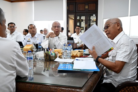 Wakil Gubernur Sumatera Utara (Sumut) Surya didampingi Penjabat Sekretaris Daerah Provinsi (Sekdaprov) Sumut Sulaiman Harahap besama Kepala OPD terkait, melaksanakan rapat pimpinan pembahasan progress kegiatan fisik mendukung program hasil terbaik cepat (PHTC) proyek strategis daerah (PSD) di ruang kerja Wakil Gubernur, lantai 9 Kantot Gubernur Sumut, Medan, Rabu (3/6/26) Foto/Diskominfo sumut