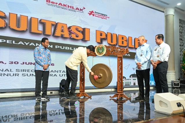 Gubernur Sumut Bobby Nasution membuka Forum Komunikasi Publik dengan tema Merajut Kolaborasi Menuju Pelayanan Publik Yang Berkualitas sekaligus peluncuran aplikasi Sumut Berkah APP yang diselenggarakan oleh Biro Organisasi Setdaprov Sumut di Aula Raja Inal Siregar, lantai 2 Kantor Gubernur Sumut, Jalan Diponegoro No. 30, Medan, Selasa (30/6/2026). Foto/Diskominfo Sumut