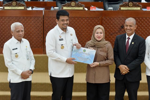 Gubernur Sumatera Utara (Sumut) Bobby Nasution menyerahkan Penyampaian Penjelasan Gubernur Sumut terhadap Ranperda tentan Pertanggungjawaban Pelaksanaan APBD Provinsi Sumut TA.2025 pada Rapat Paripurna DPRD di Ruang Rapat Paripurna Gedung DPRD Provinsi Sumut Jalan Imam Bonjol Kota Medan, Rabu (1/7/2026). Foto/Diskominfo Sumut