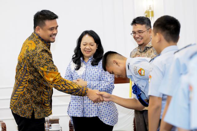 Gubernur Sumatera Utara (Sumut) Muhammad Bobby Afif Nasution menerima audiensi Ketua Dewan Pengawas Yayasan Matauli, Fitri Krisnawati Tandjung, bersama rombongan siswa-siswi SMA Negeri 1 Matauli Pandan dan Kepala Sekolah Deden Rachmawan di ruang kerjanya di Kantor Gubernur Sumatera Utara, Jalan Diponegoro Nomor 30, Medan, Jumat (10/7/2026). Foto/Diskominfo Sumut