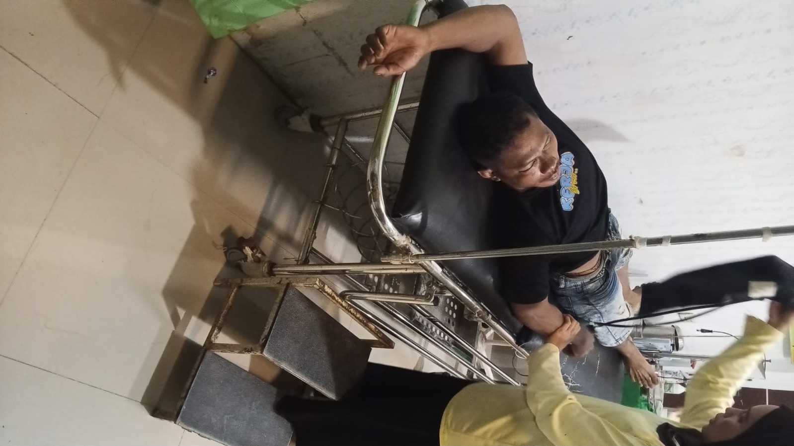 Pengendara Motor Alami Kecelakaan Gegara Tabrak Keranjang Bongkar Muat TBS di Desa Pangkalan Lunang