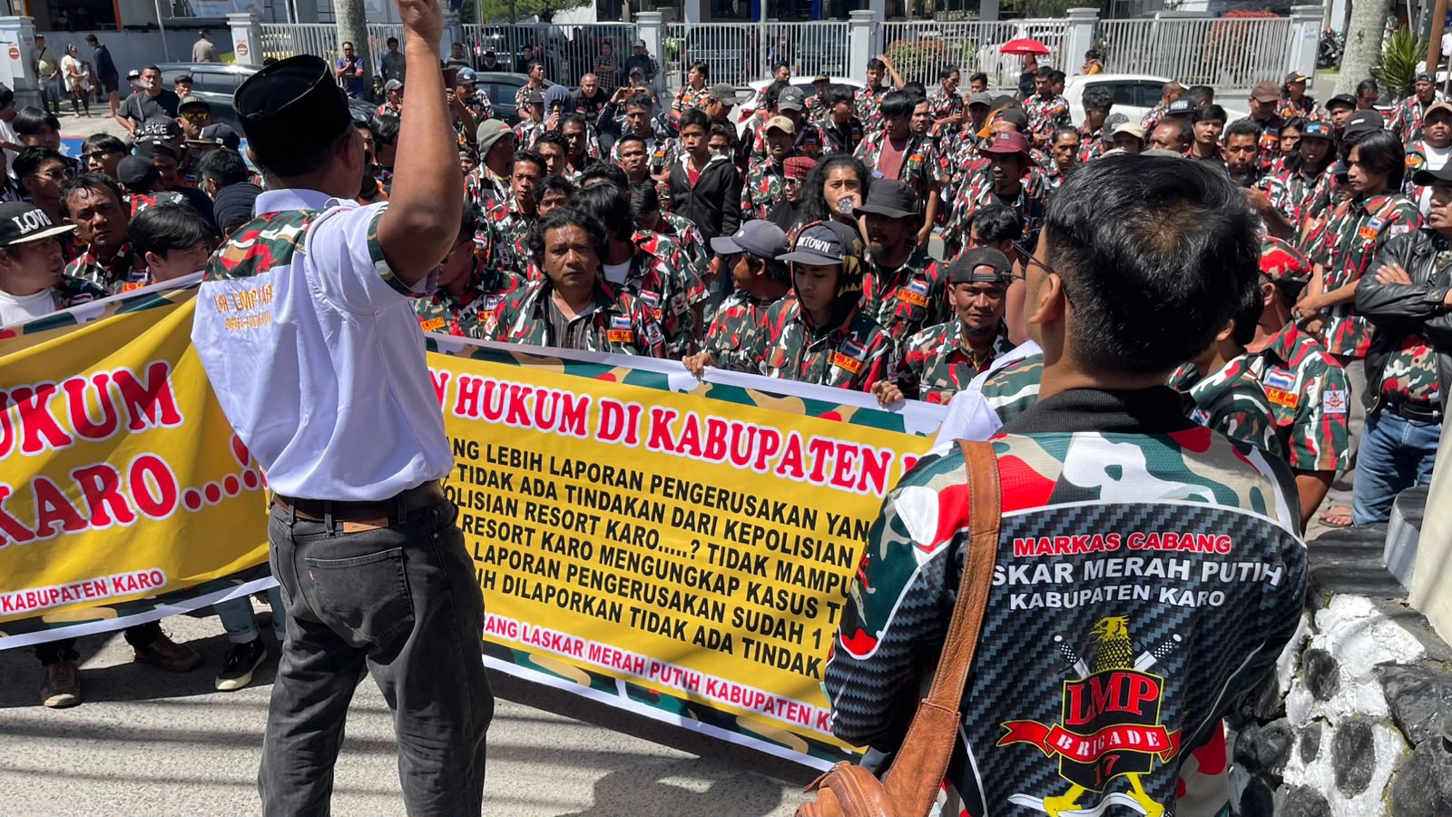 Ratusan Laskar Merah Putih Geruduk Polres Karo, Tuntut Pelaku Penyerangan Kantor LMP Di Tangkap