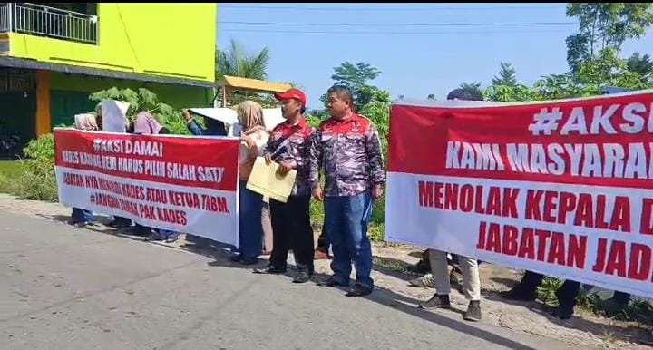 Rangkap Jabatan, Kades Karang Rejo Kecamatan Stabat di Demo Warga