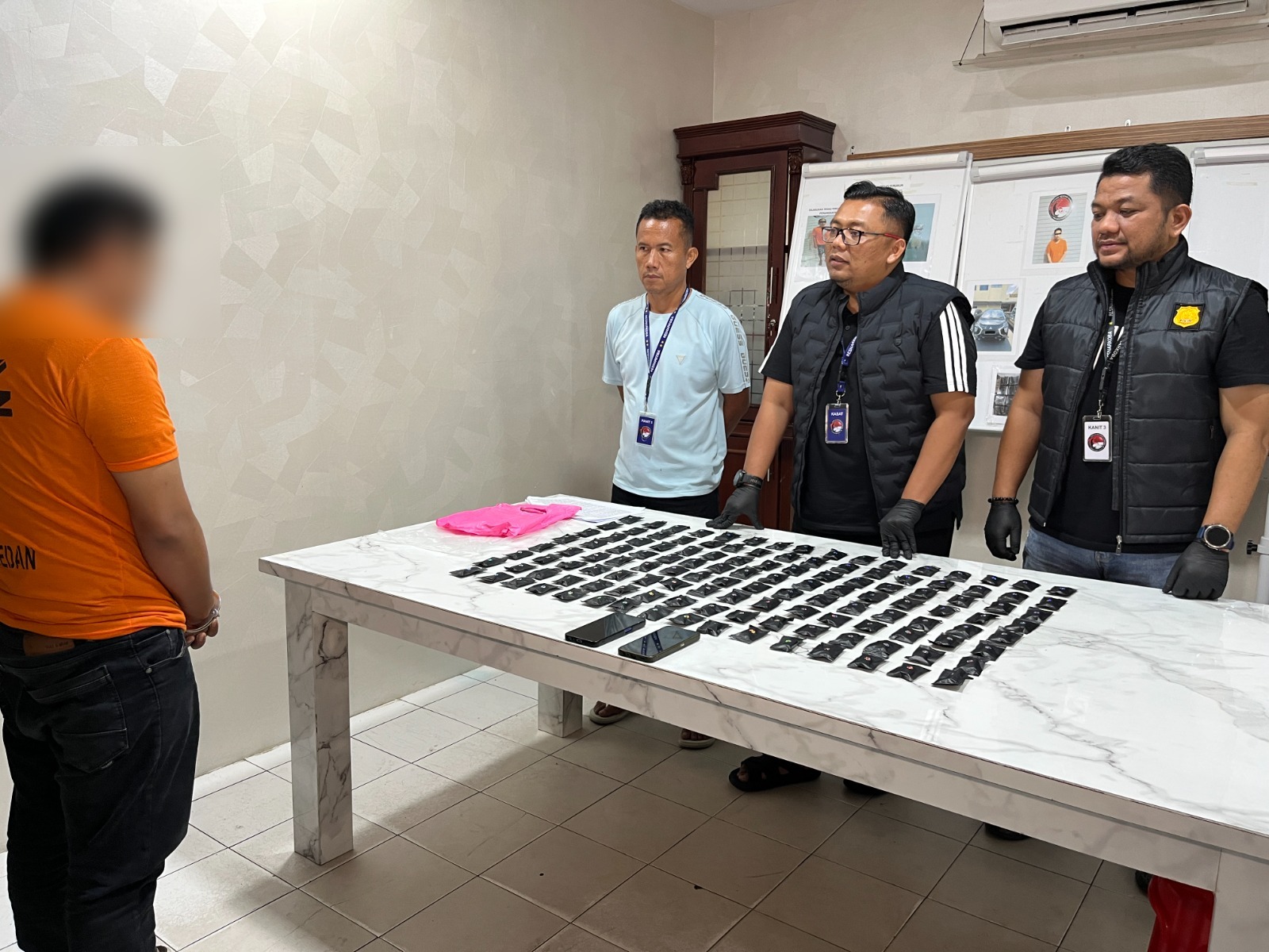Kompol Rafli Nugraha perlihatkan tersangka dan barang barang bukti vape mengandung narkotika. (Ist)