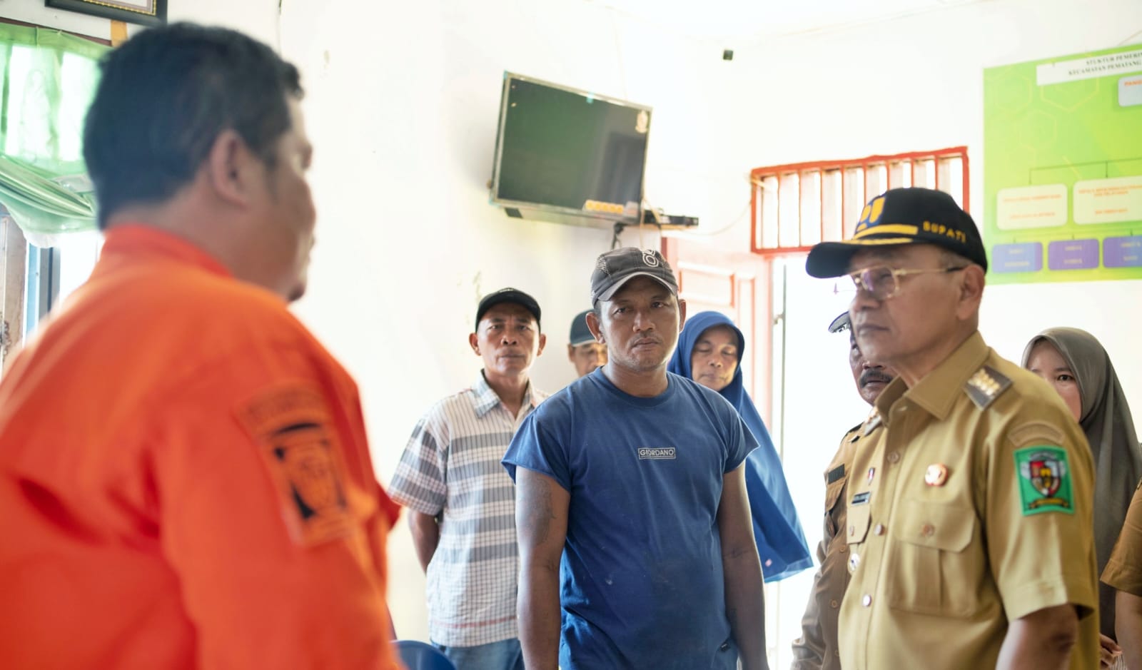 Bupati Simalungun Anton Achmad Saragih meninjau langsung warga terdampak angin puting beliung yang melanda sejumlah nagori di Kecamatan Pematang Bandar, Senin (6/7/2026). Foto: dokumen Dinas Kominfo Simalungun