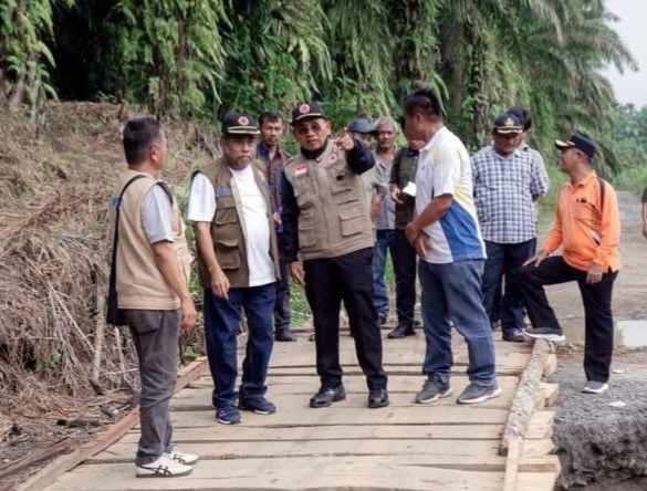 Bupati Simalungun Anton Achmad Saragih menijau akses yang terputus akibat longsor. Foto: IST