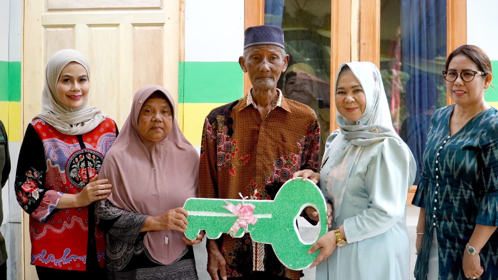 Plt. Bupati Langkat Tiorita Serahkan Kunci Rumah Layak Huni untuk Warga Pematang Serai