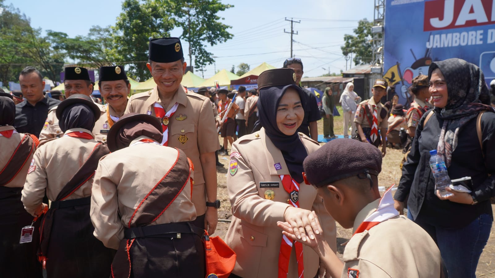 Plt. Bupati Langkat Tiorita Semangati Kontingen Pramuka pada Penutupan Jamdasu XI Sumut
