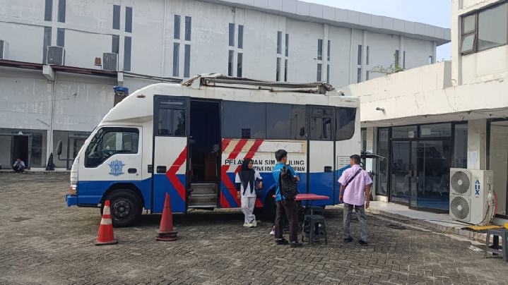 Mobil layanan SIM Keliling di arena Pekan Raya Sumatera Utara (PRSU) ke 50, di Jalan Gatot Subroto, Medan.