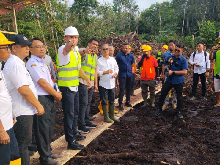 Gubernur Sumut Bobby Nasution didampingi Kadisdik Sumut Alexander Sinulingga meninjau lahan yang dijadikan untuk relokasi SMKN 1 Gido, Desa Somi, Kecamatan Gido, Kabupaten Nias, Rabu (15/7/2026). Foto/medandaily.com