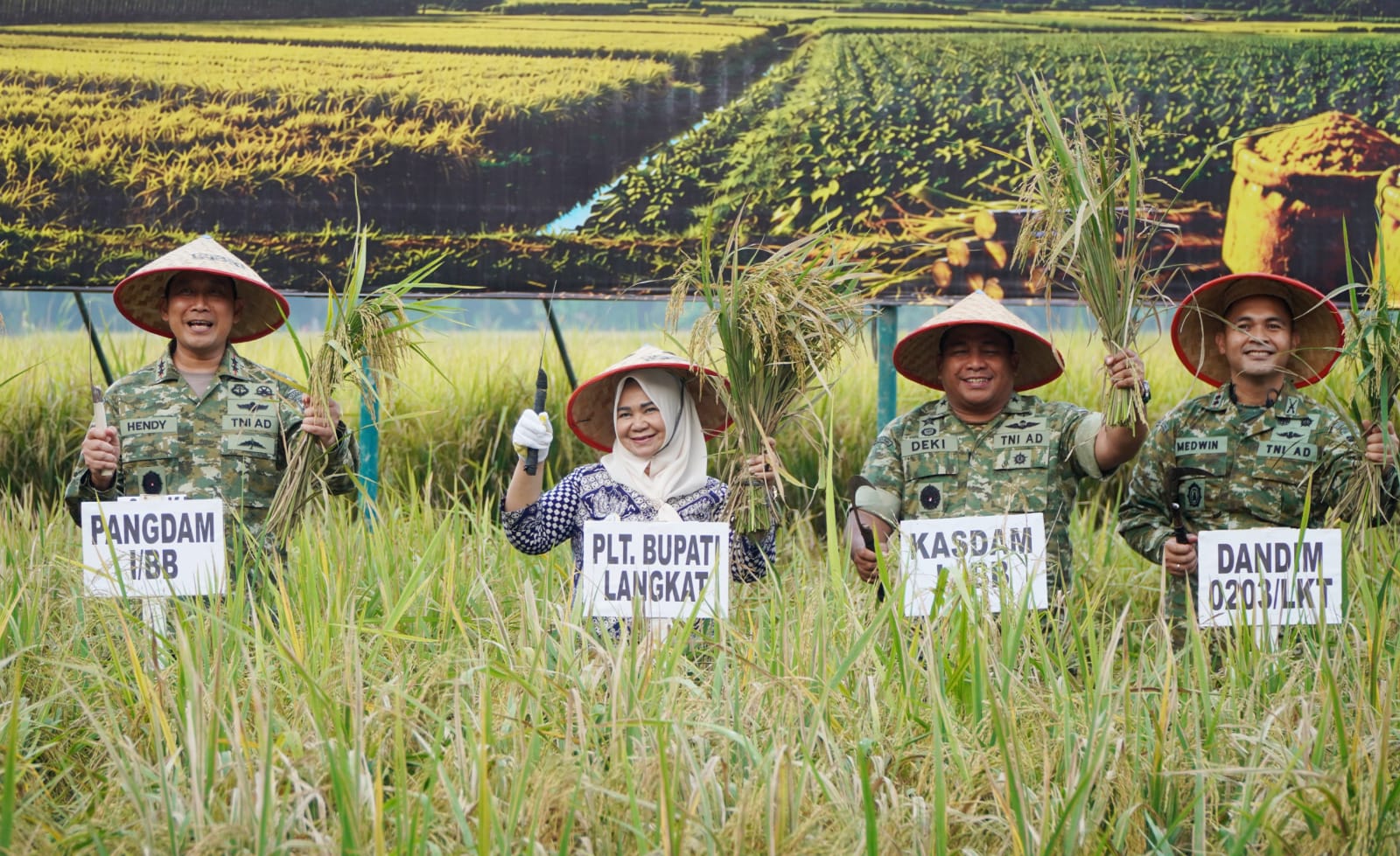 Plt. Bupati Tiorita Dampingi Pangdam I/BB Panen Raya TNI, Perkuat Swasembada Pangan