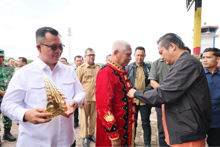 Wakil Gubernur Sumut H Surya tiba di Bandara Binaka Gunung Sitoli, Senin (20/7/2026). Wagub Surya akan berkantor di Kepulauan Nias setelah bergantian dengan Gubsu Bobby Nasution.