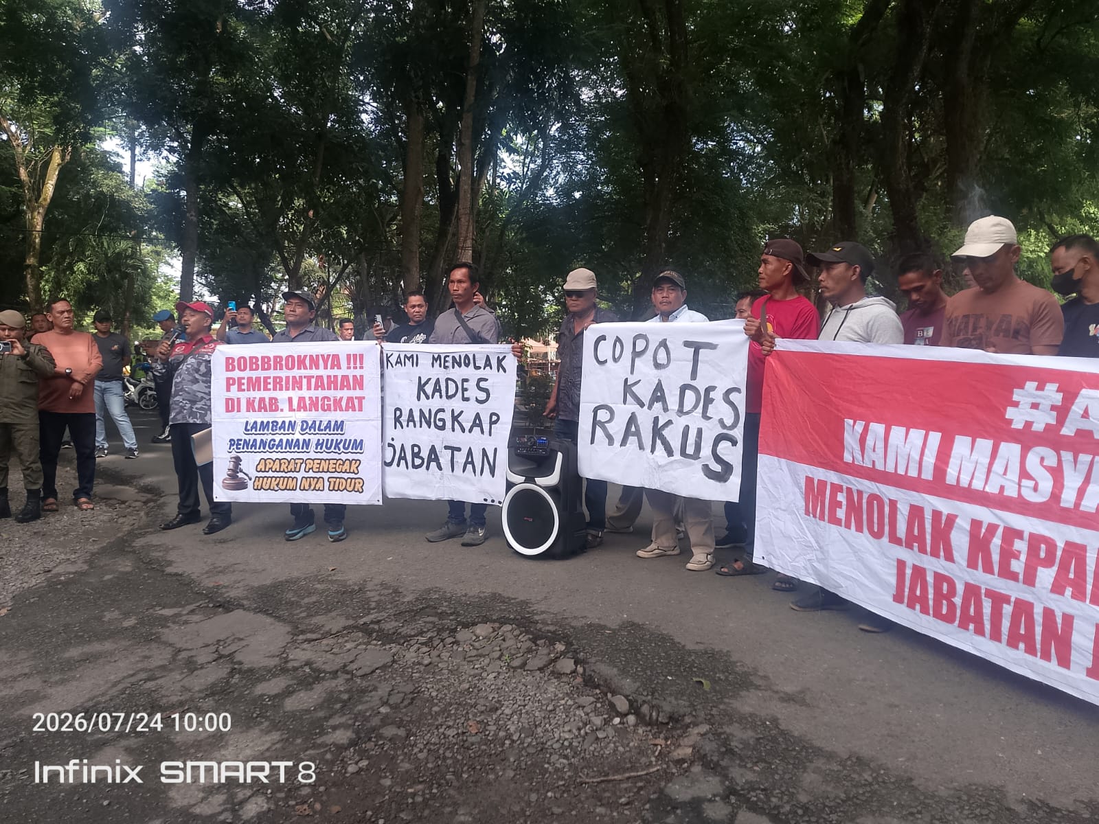 Tolak Kades Rangkap Jabatan,Ratusan Warga Karang Rejo Unjuk Rasa Didepan Kantor Bupati Langkat