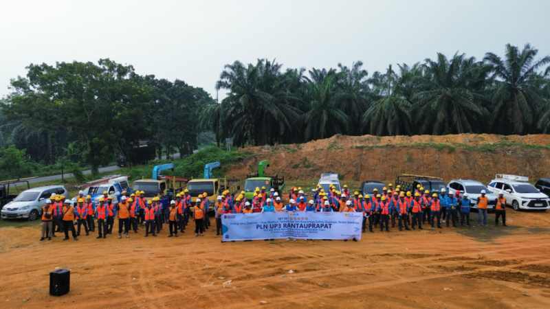 Dengan peralatan dan APD lengkap petugas siap melakukan pemeliharaan jaringan.