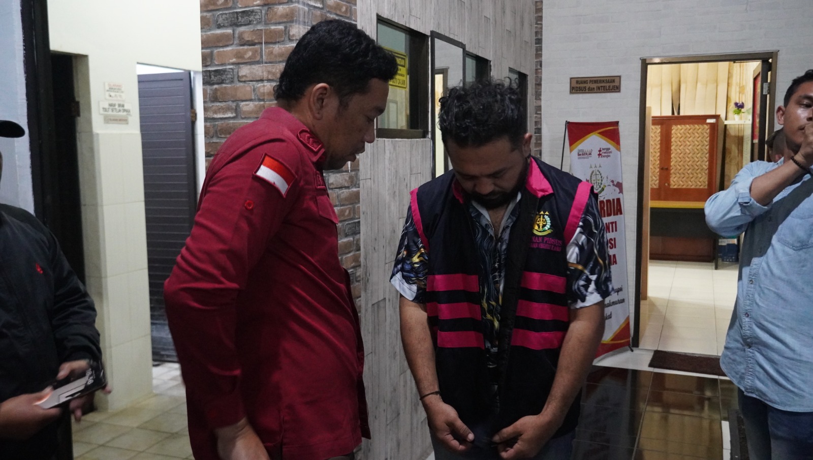 Tersangka Dugaan Tindak Pidana Korupsi Penebangan Kayu di Kawasan Agropolitan Siosar Menyerahkan Diri
