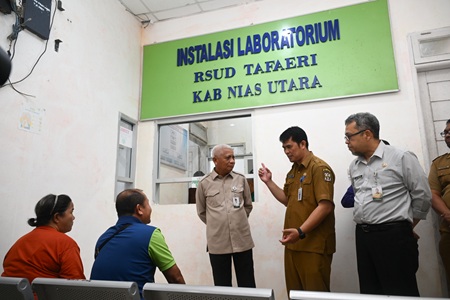 Wakil Gubernur Sumatera Utara (Sumut) Surya didampingi Wakil Bupati Nias Utara Yusman Zega berkunjung ke Rumah Sakit Umum Daerah (RSUD) Tafaeri di Kecamatan Lotu, Kabupaten Nias Utara, Selasa (21/7/2026). Foto/Diskominfo Sumut