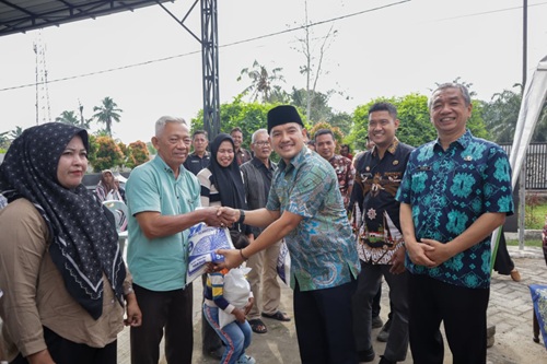 Wali Kota Tebingtinggi, H. Iman Irdian Saragih meninjau dan menyalurkan bantuan beras premium tahap pertama bagi keluarga kurang mampu secara serentak di seluruh kelurahan, Jumat (10/7/2026).
