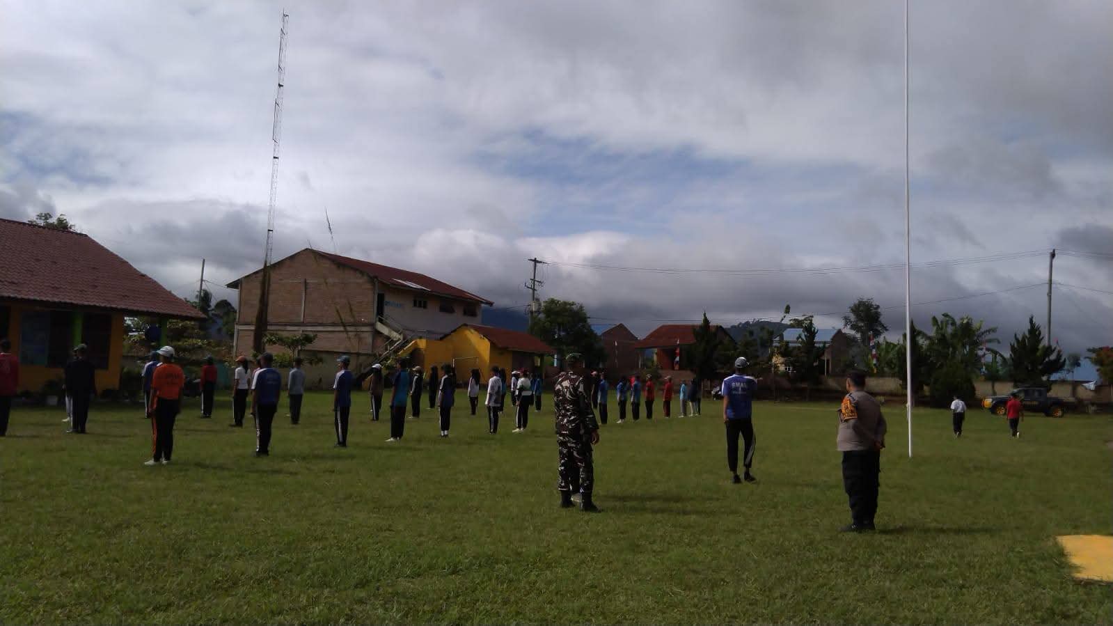 Bhabinkamtibmas Polsek Tigabinanga Latih Paskibraka Jelang HUT RI ke-81
