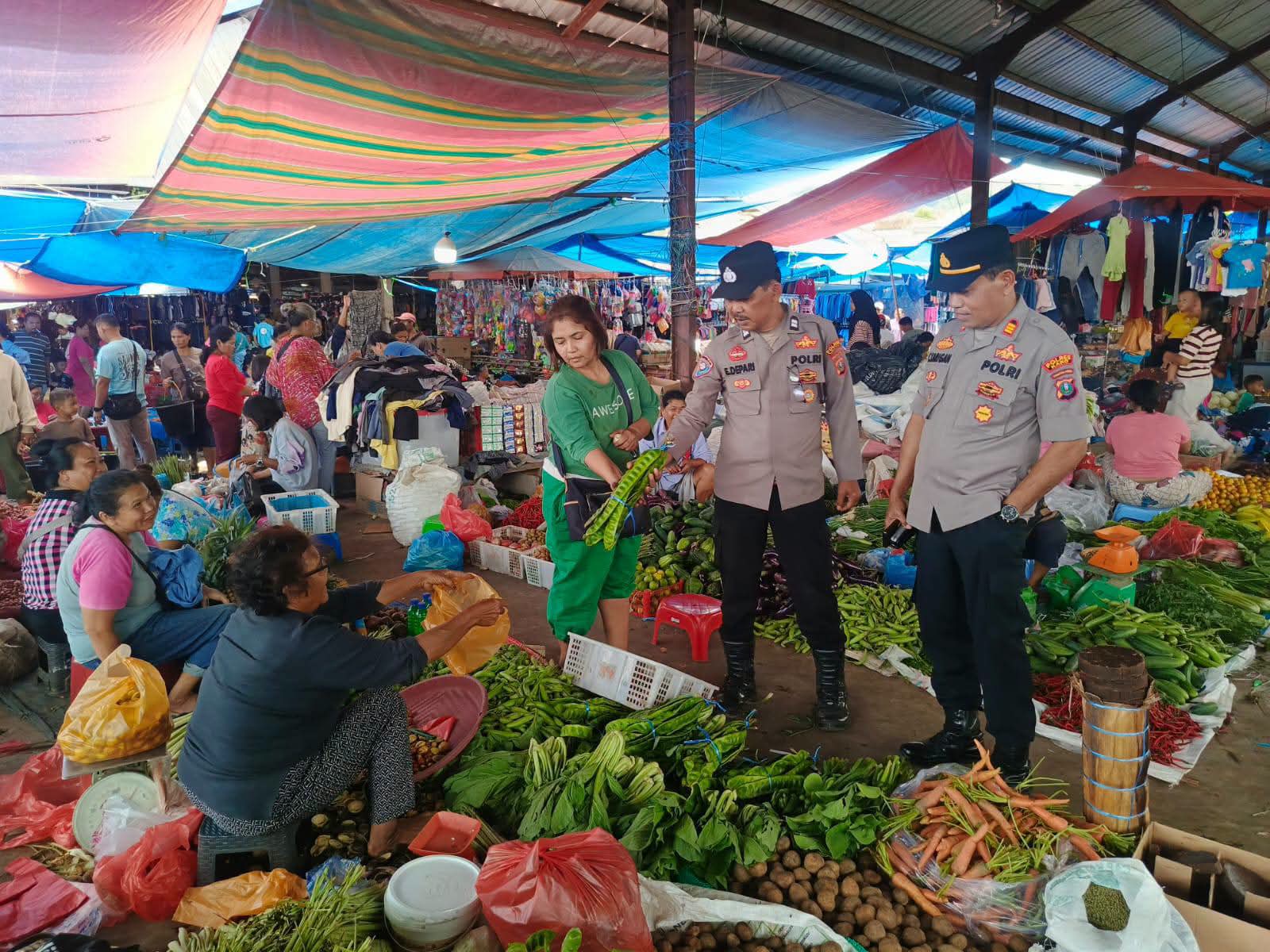 Kapolsek Tigabinanga Sambangi Pajak Buah, Ciptakan Rasa Aman bagi Masyarakat dan Pedagang