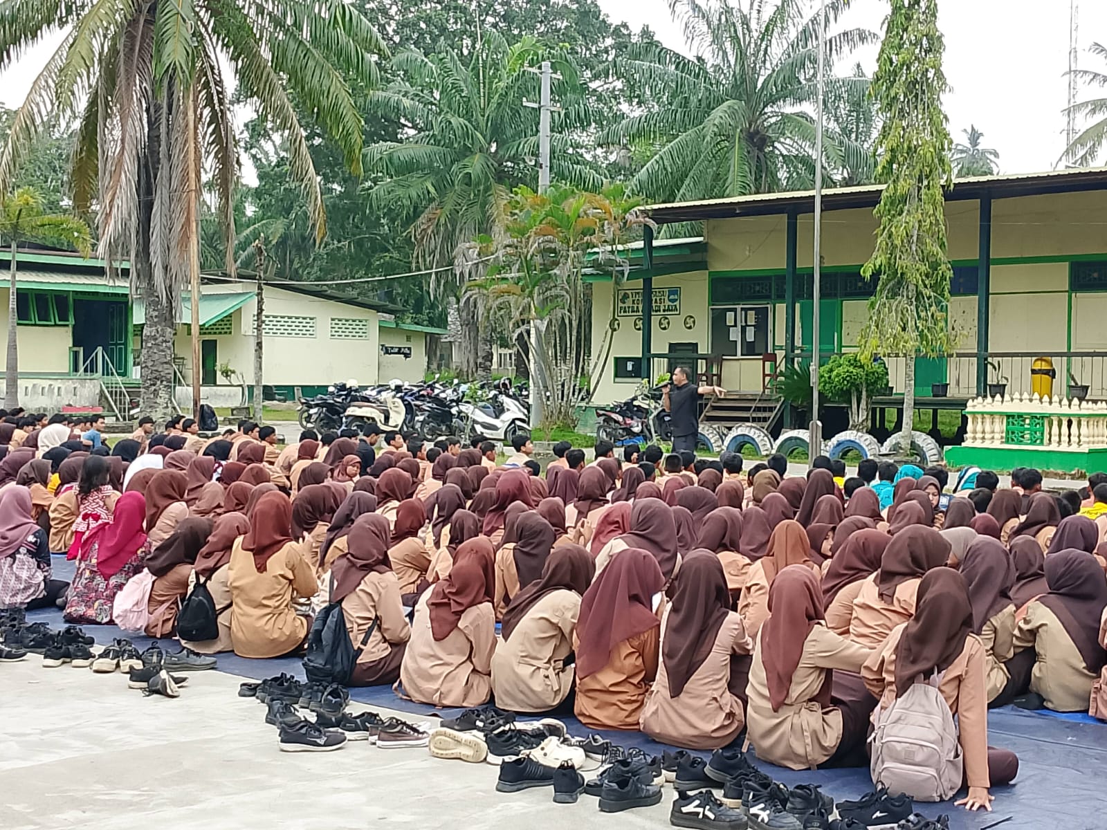SMA Darma Patra Kini Berbenah Diri, Menerapkan Kebersihan Kepada Seluruh Siswa/i