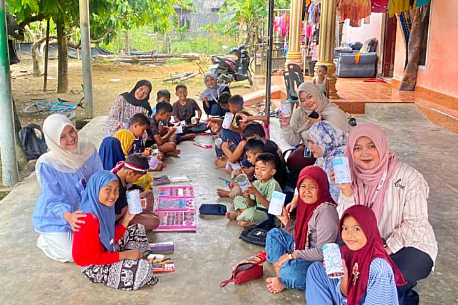 Tanamkan Kebiasaan Menabung Sejak Dini, KKN UINSU Kelompok 15 Ajak Anak Berkreasi Mewarnai Celengan