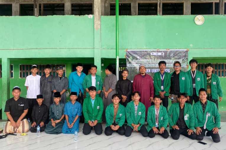 Dari Edukasi ke Aksi Nyata, KKN UINSU Kelompok 15 Tanamkan Nilai Ekoteologi di Pesantren Darul Ulum Al-Khafi