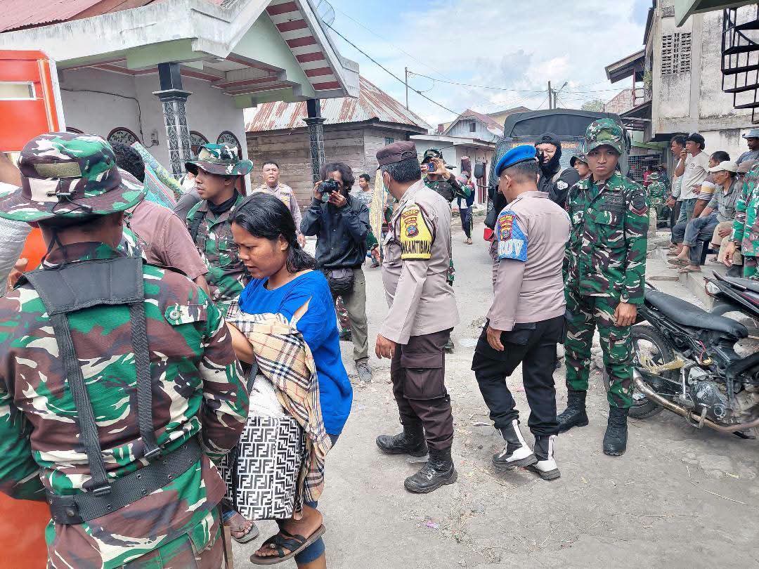 Polri, TNI dan BPBD Evakuasi 320 Warga Kuta Tengah Terdampak Abu Vulkanik