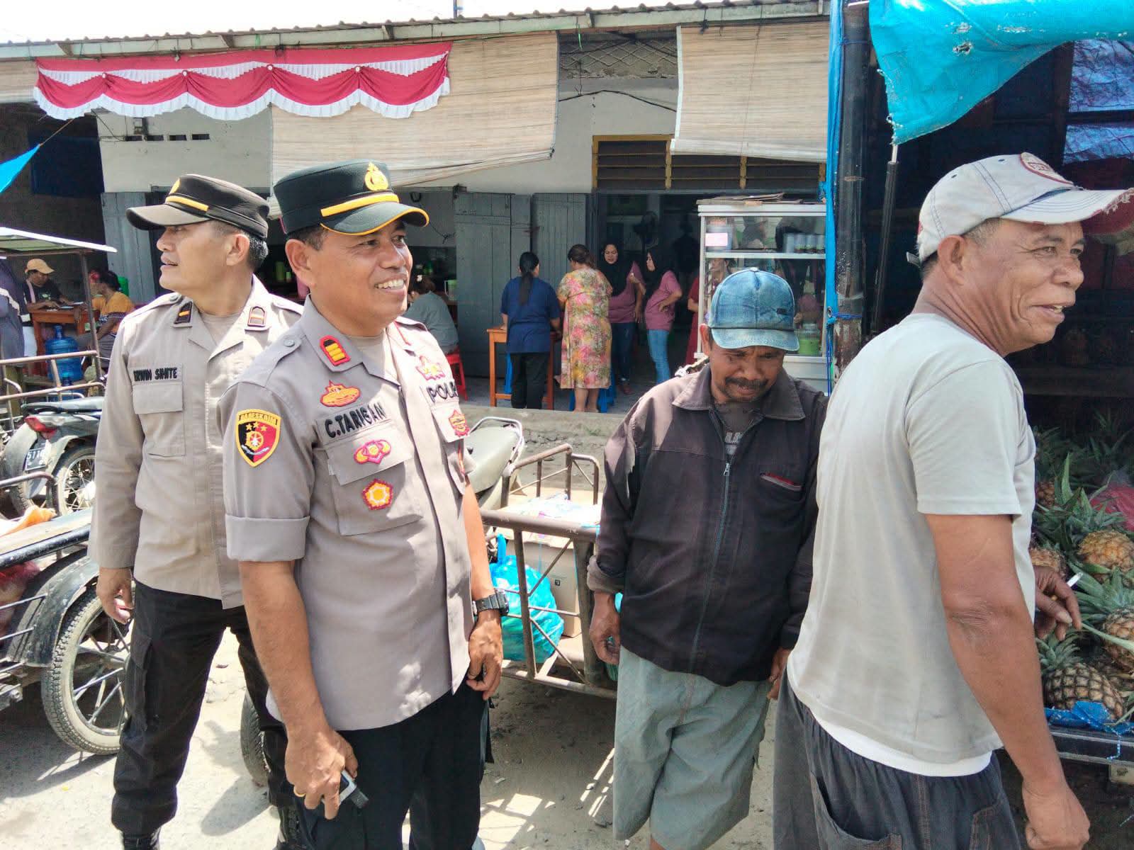 Kapolsek Tigabinanga Sambangi Pajak Buah, Ciptakan Rasa Aman bagi Masyarakat dan Pedagang