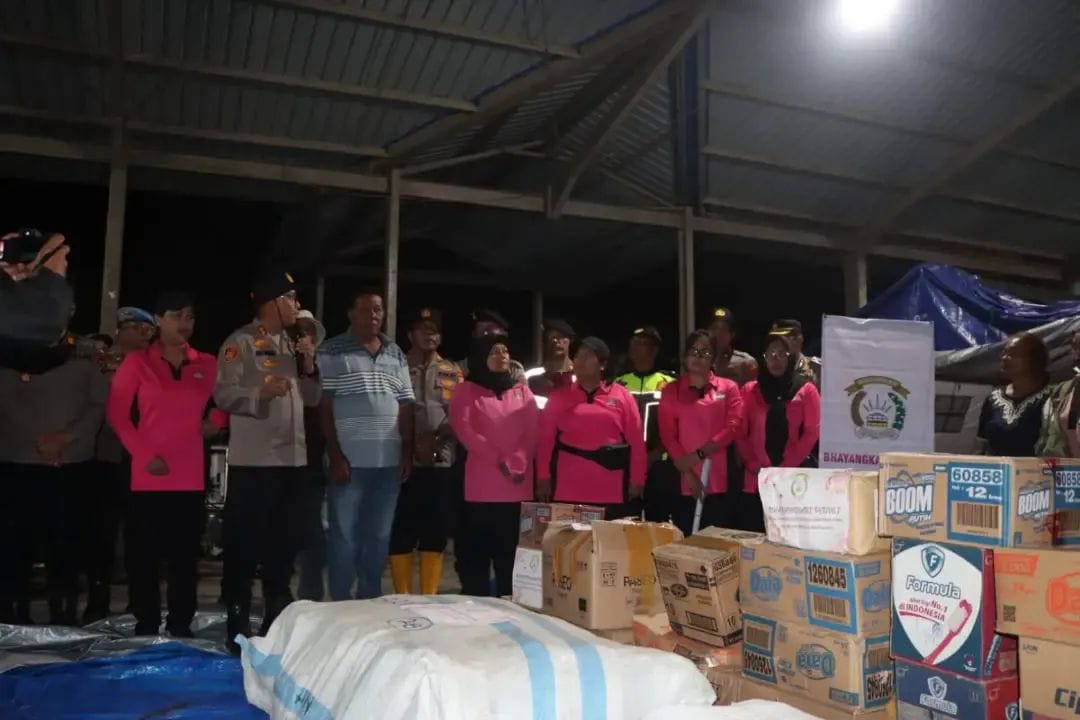Kapolres Karo Bersama Bhayangkari Salurkan Bantuan Peduli Kepada Warga Pengungsi Sinabung