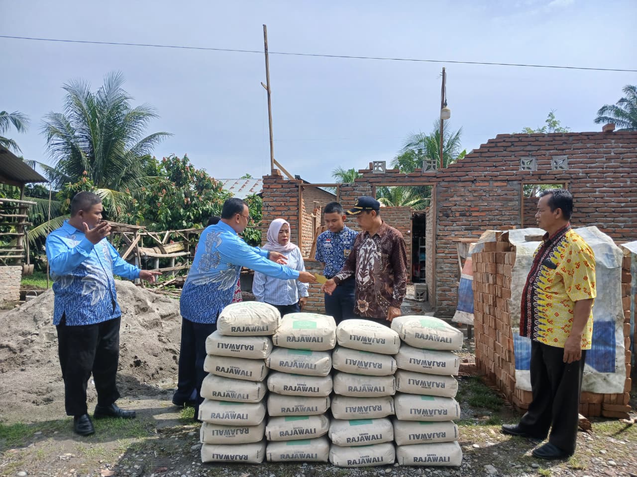 SMP Negeri 2 Secanggang Kasih Bantuan Kepada Siswa yang Rumahnya di Terjang Angin Puting Beliung