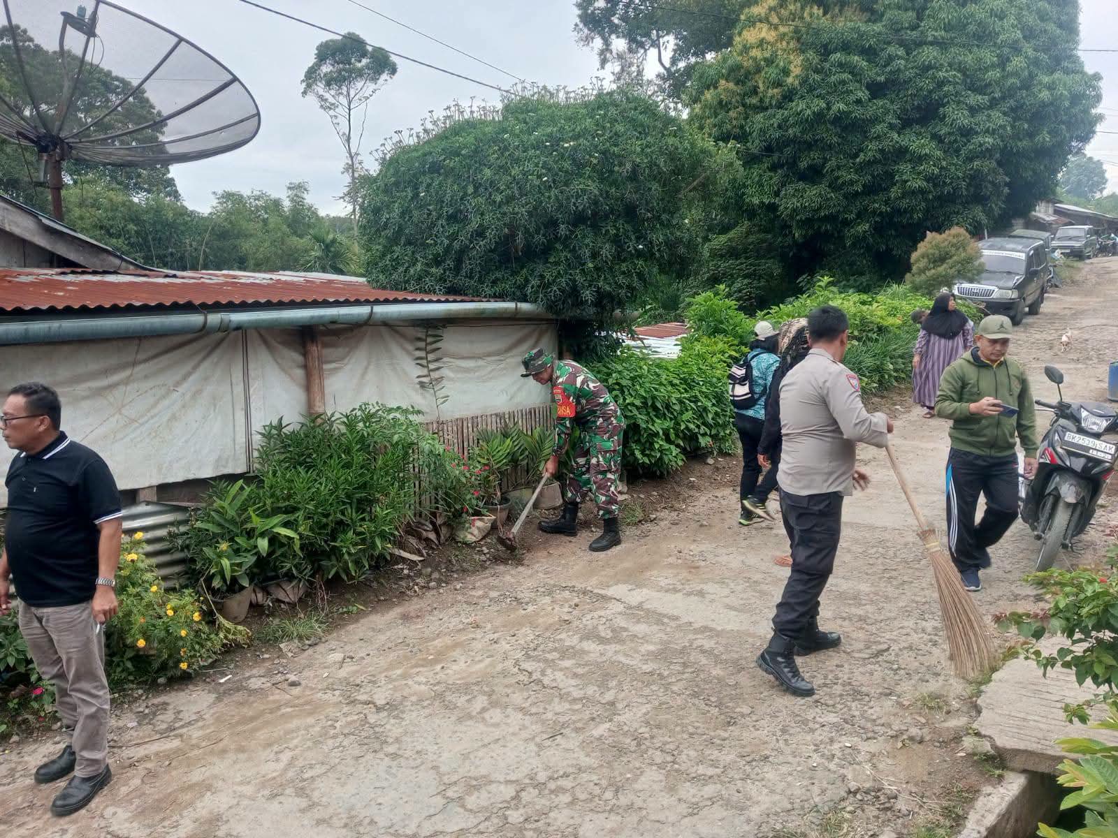 Polsek Munte Bersama Warga Gotong Royong Bersihkan Jalan dan Saluran Parit