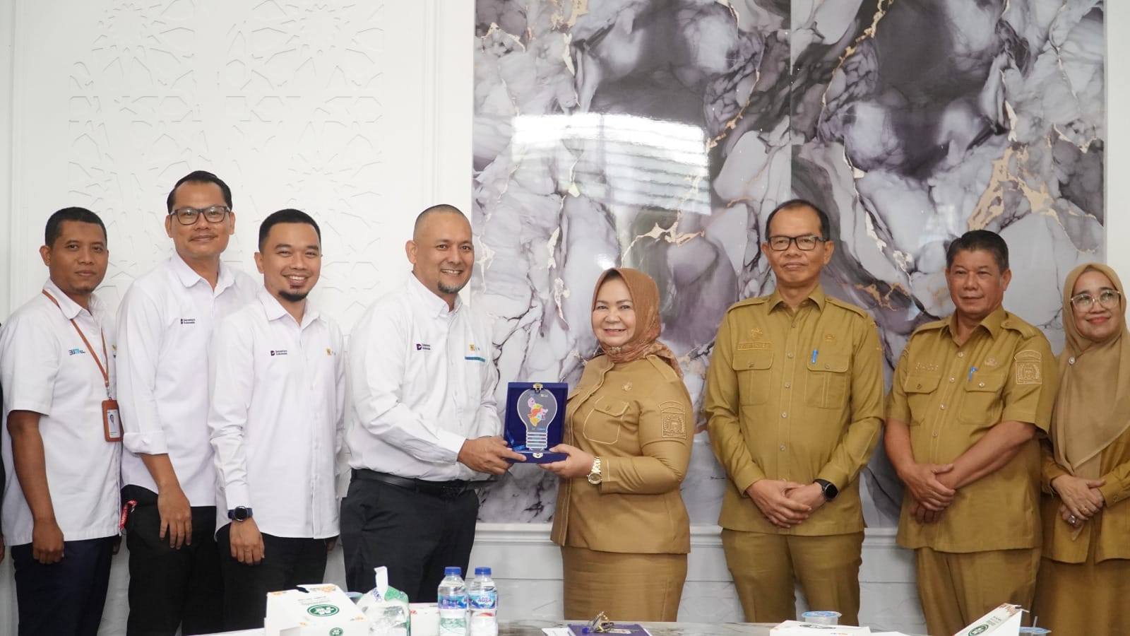 Plt. Bupati Tiorita Dorong PLN Percepat Layanan Listrik Langkat