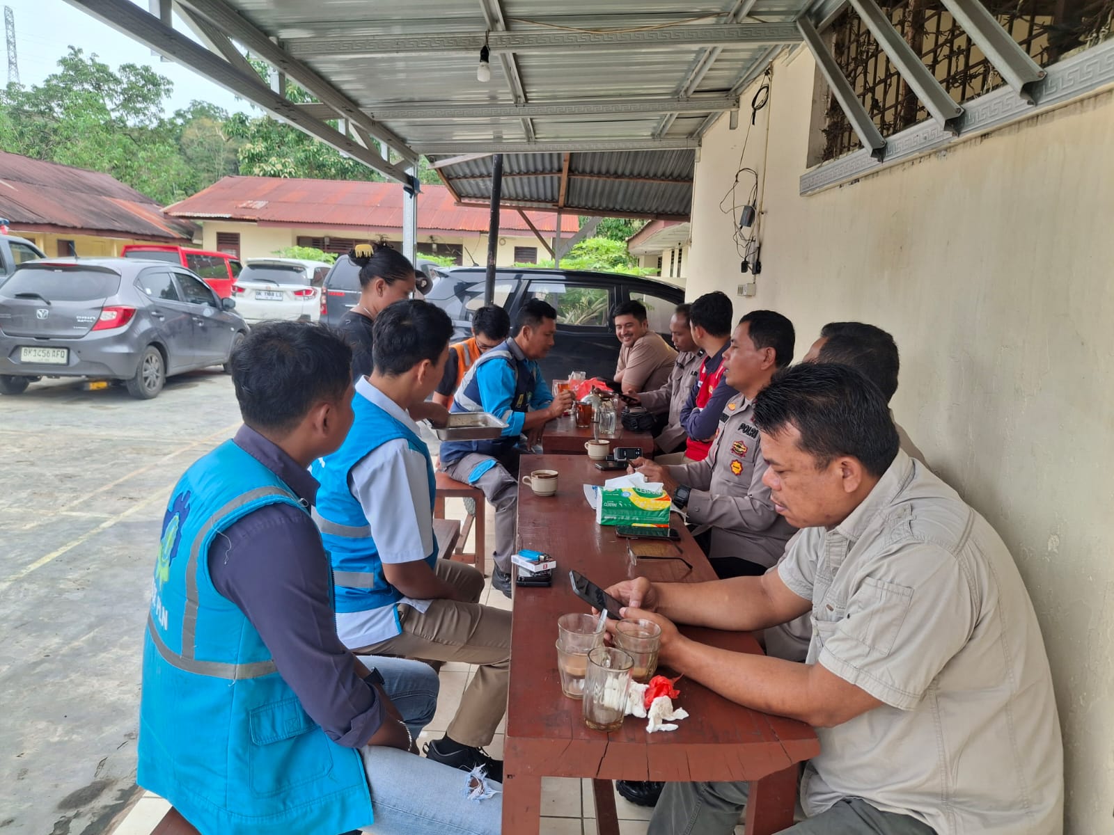 Kapolsek Tigabinanga Terima Kunjungan Kepala PLN, Perkuat Sinergitas dan Komunikasi