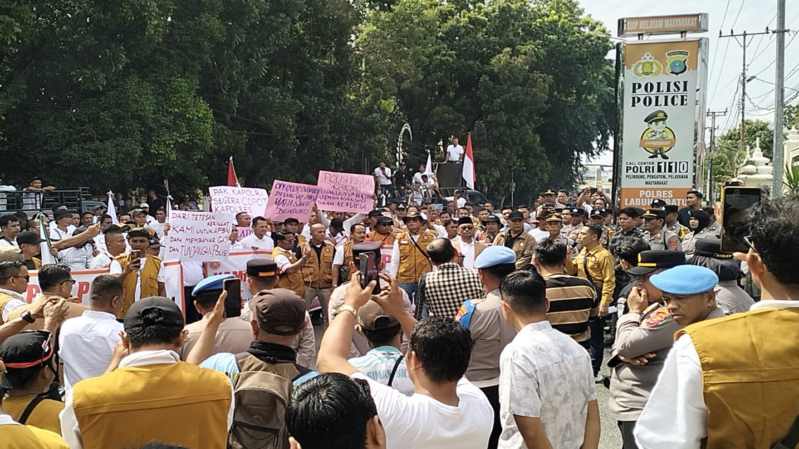 Peringati Hari Tani Nasional, Ratusan Pekerja Sawit PTPN IV Demo Polres Labuhanbatu, Kasat Reskrim Janji Segera Tangkap Pelaku