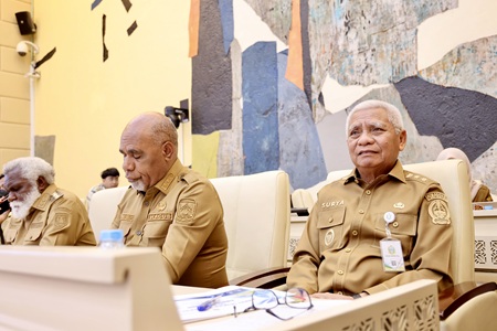 Wakil Gubernur Sumut Surya memaparkan capaian dan langkah strategis Pemprov Sumut dalam RDP bersama Komisi II DPR RI di Ruang Rapat Komisi II (KK.III), Gedung Nusantara DPR RI, Senayan, Jakarta, Selasa (15/9/2026). RDP membahas evaluasi pengelolaan aset Pemda/BMD dan aset BUMD yang berkontribusi terhadap PAD.