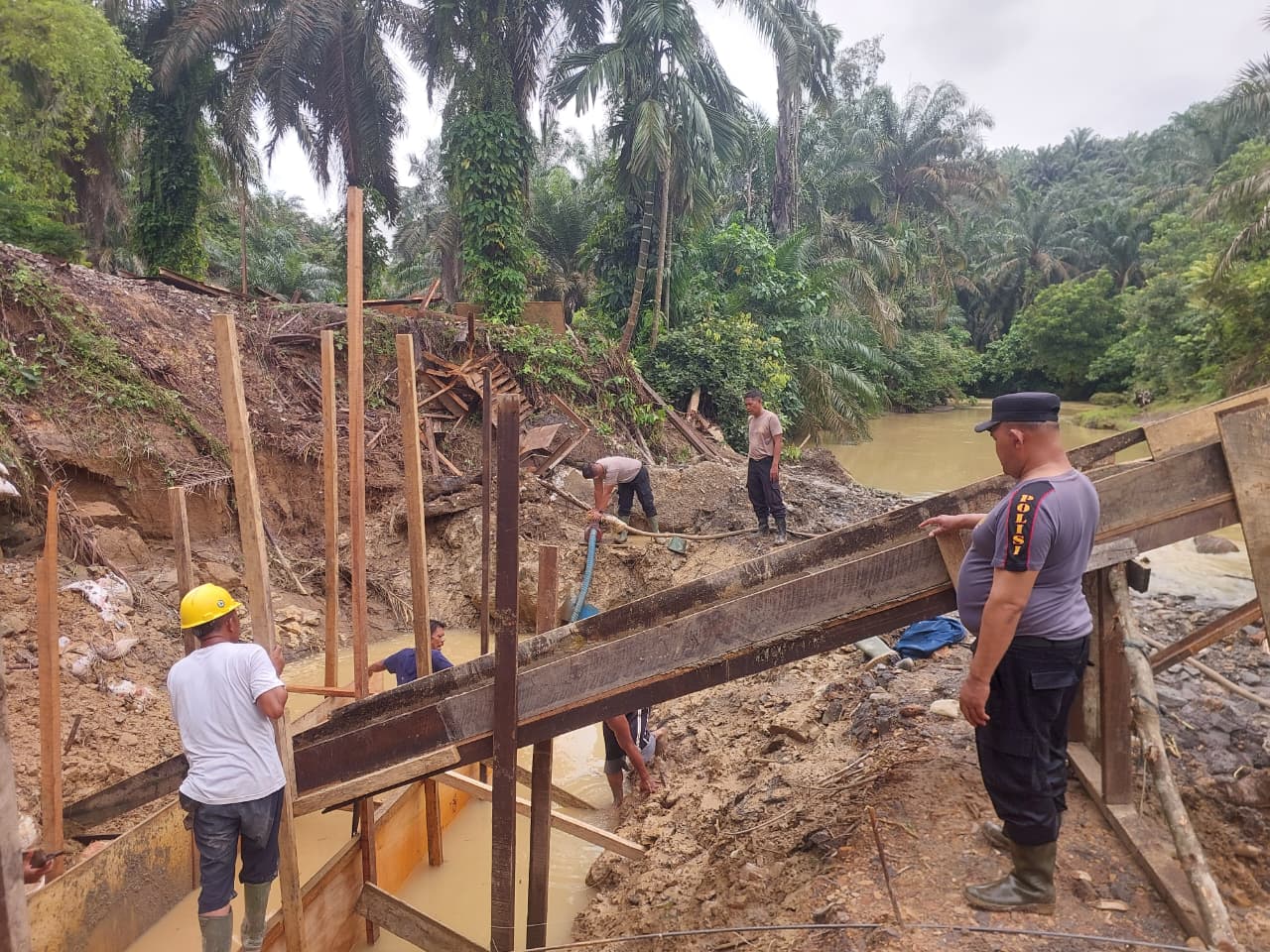 Polsek Salapian Monitoring Jembatan Merah Putih