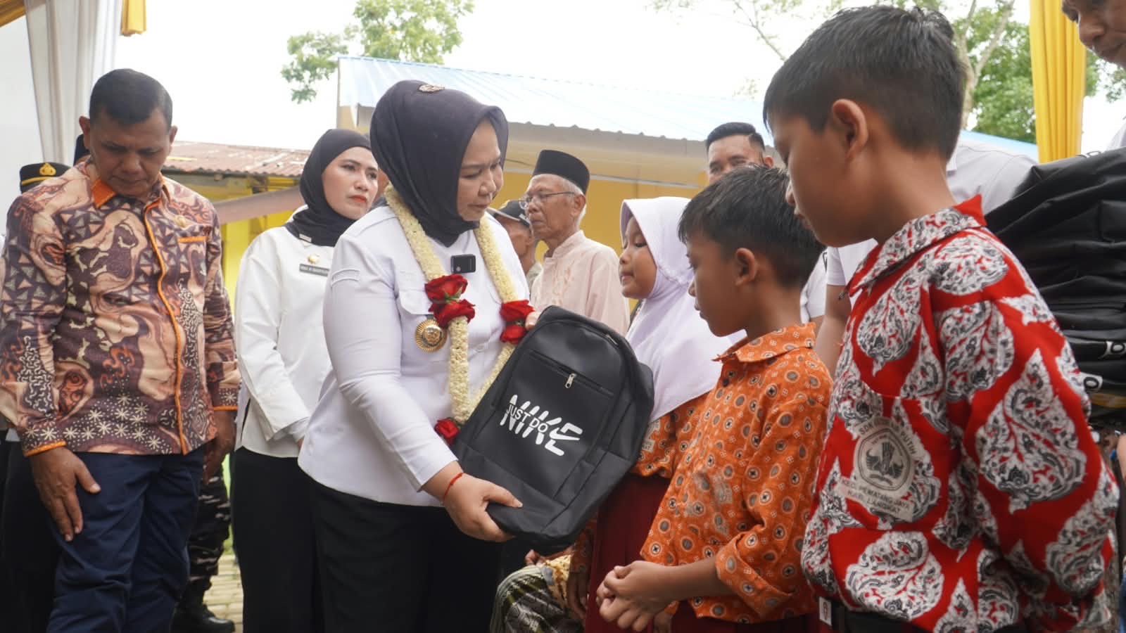Plt. Bupati Tiorita Pastikan Pemerintah Hadir Bawa Pelayanan dan Bantuan
