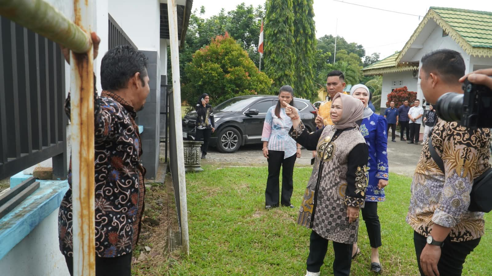 Plt Bupati Langkat Tiorita br Surbakti Sidak Kantor Camat Hinai