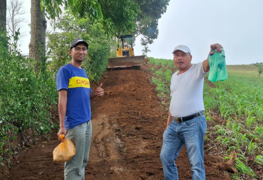 Raja Edward Sebayang Turun Langsung ke Perladangan Serap Aspirasi Petani dan Dorong Percepatan Pembangunan Jalan Usaha Tani