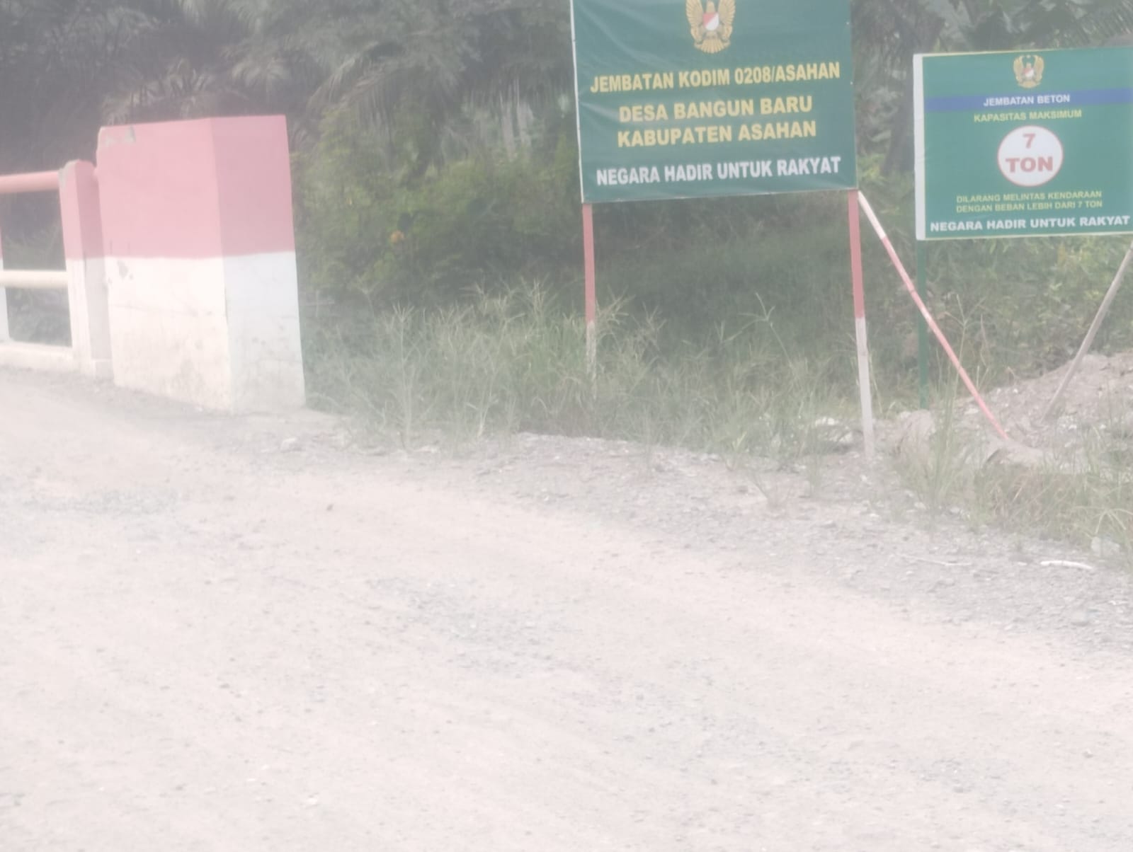 Truk Sawit dan Tronton Puluhan Ton Bebas Melintas Di Jembatan Kodim 0208/Asahan 