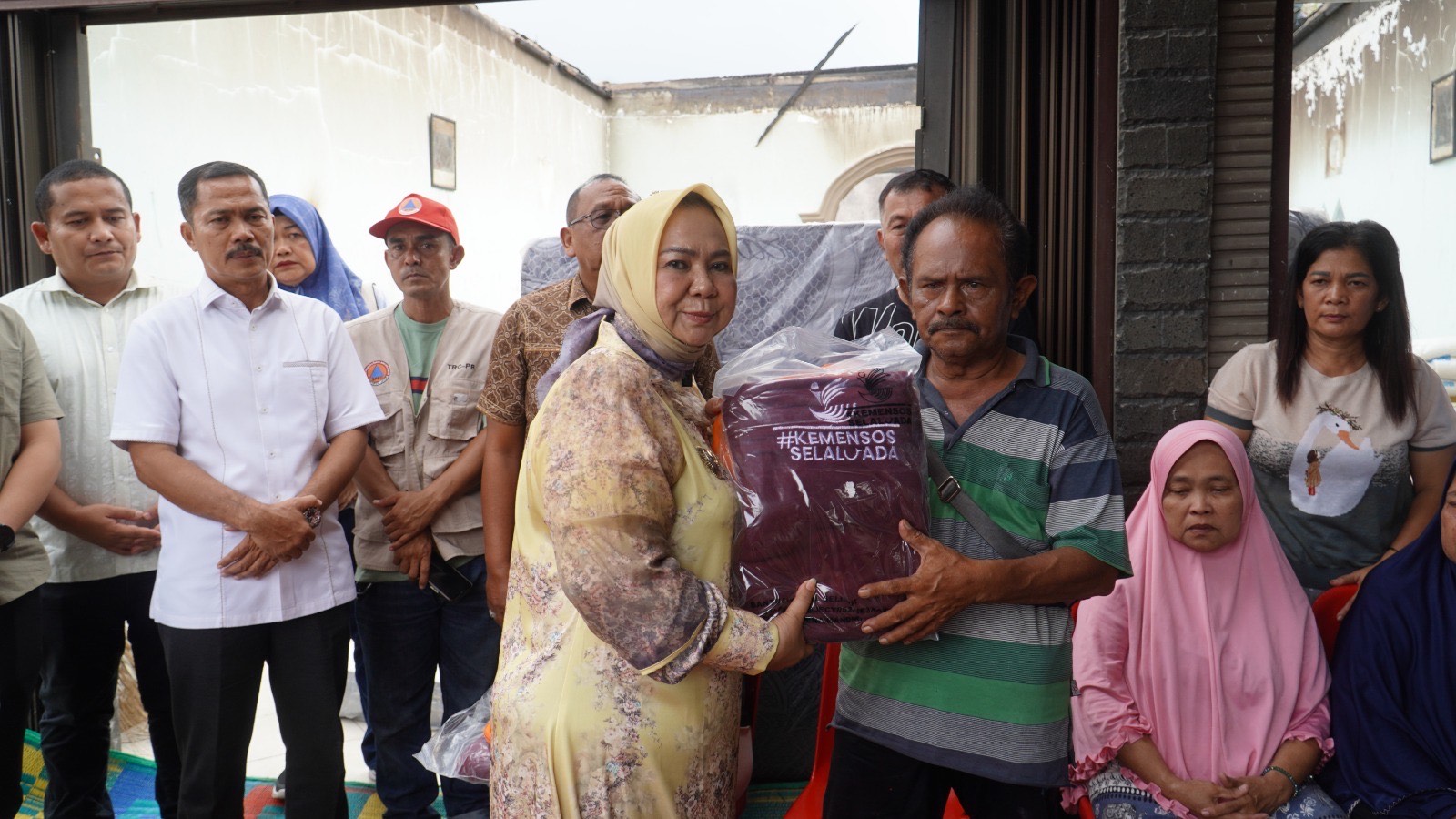 Plt. Bupati Tiorita Hadir Bantu Korban Kebakaran, Empat Rumah di Salapian Hangus