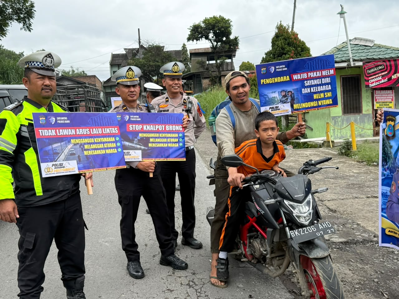 Satlantas Polres Karo Gencarkan Edukasi Pengendara Lewat Radio dan Turun ke Jalan