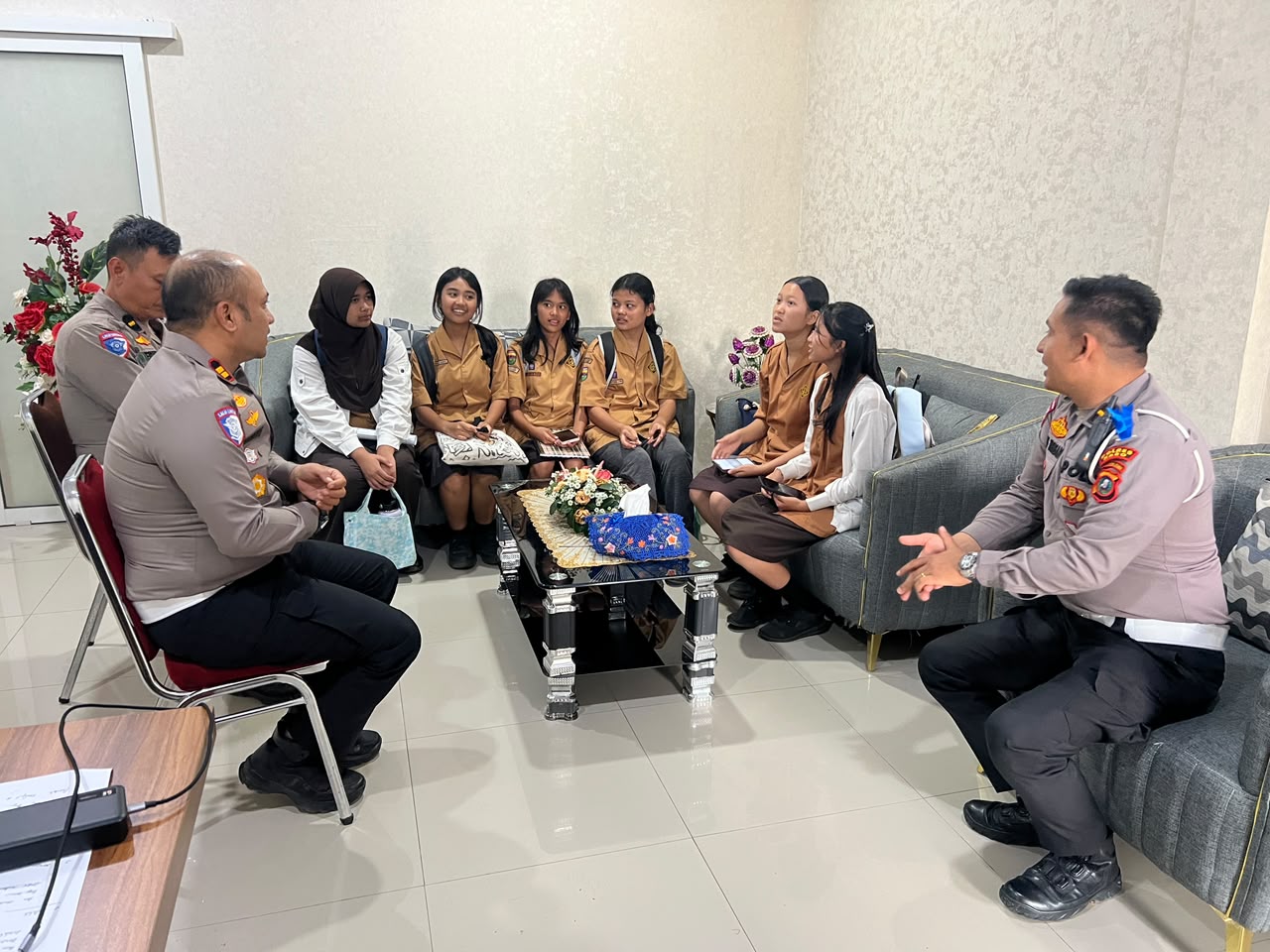Satlantas Polres Karo Terima Kunjungan Siswa SMA Negeri 1 Kabanjahe
