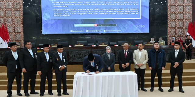 Gubernur Sumatera Utara Bobby Afif Nasution didampingi Wakil Gubernur Sumut Surya menghadiri Rapat Paripurna DPRD Sumut dengan agenda penyampaian pendapat akhir fraksi dan pengambilan keputusan bersama terhadap Ranperda Perubahan APBD Provinsi Sumut TA 2026 di Ruang Sidang Paripurna DPRD Sumut, Jalan Imam Bonjol Nomor 5, Medan, Kamis (10/9/2026).
