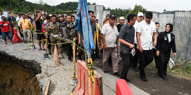 Gubernur Sumatera Utara (Sumut) Bobby Afif Nasution bersama jajaran OPD terkait dan Plt Bupati Langkat Tiorita Br Surbakti meninjau ruas Jalan Pamah Semelir (alternatif Berastagi-Langkat) yang amblas akibat tergerus curah hujan beberapa waktu lalu di Desa Telagah, Kabupaten Langkat, Jumat (11/9/2026).