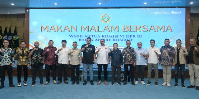 Gubernur Sumut Muhammad Bobby Nasution berdiskusi dan makan malam bersama Wakil Ketua Komisi VI DPR RI Andre Rosiade serta asosiasi pengembang perumahan Sumut di Aula Tengku Rizal Nurdin, Rumah Dinas Gubernur Sumut, Jalan Sudirman No. 41, Medan, Sabtu malam (26/9/2026).